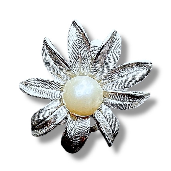 VINTAGE 50s Flower and Faux Pearl Clip Earrings by Judy Lee  Private Collection - Picture 7 of 8